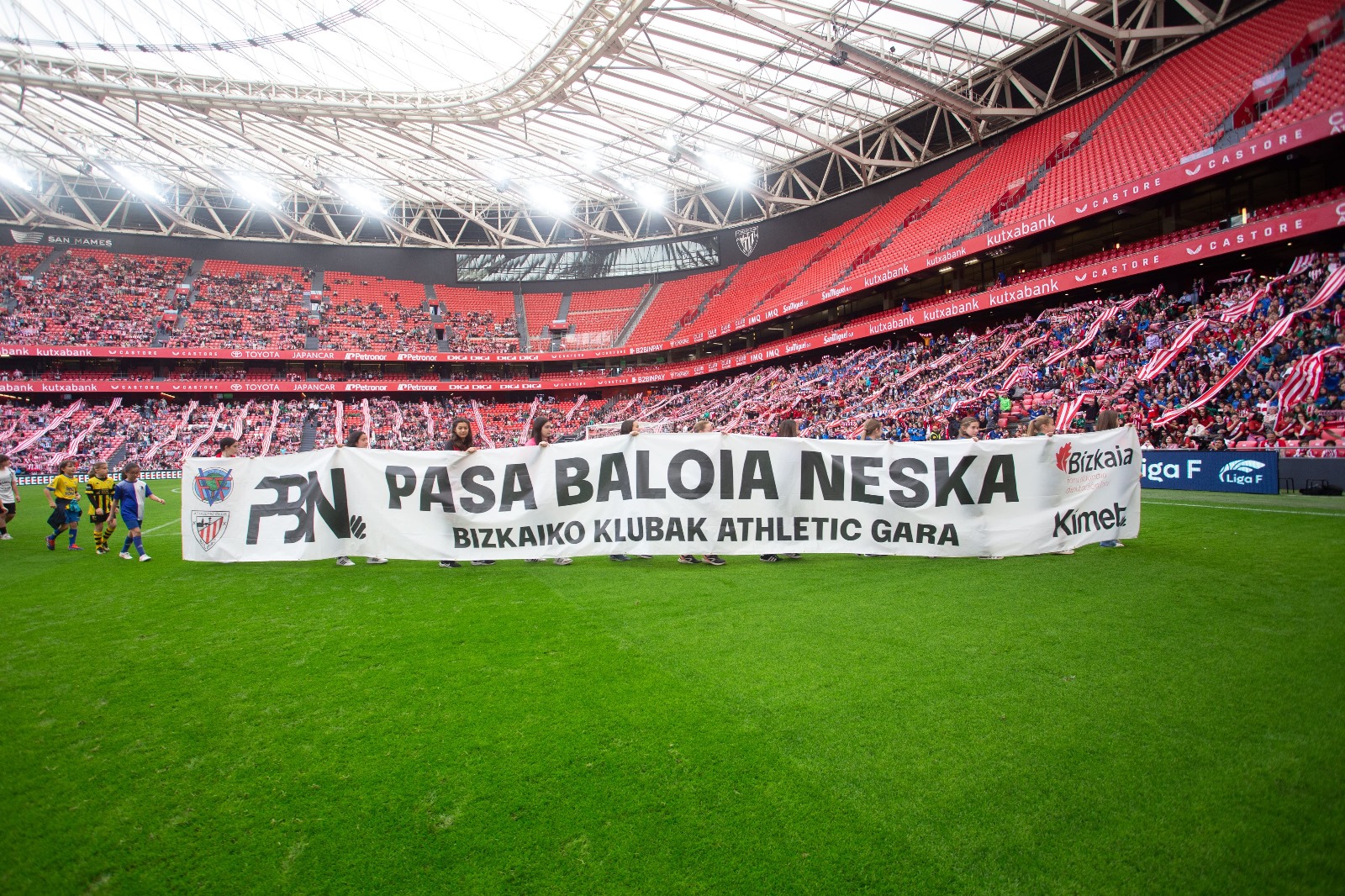 Éxito Rotundo del Proyecto "Pasa Baloia Neska" en San Mamés